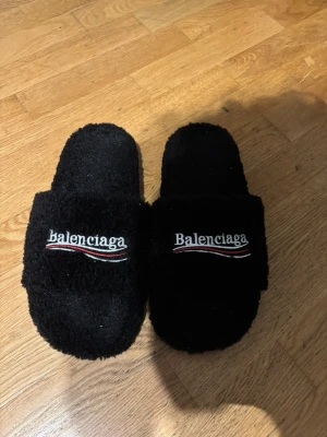 Fluffiga tofflor  - Säljer mina tofflor pga de inte används längre. Kontakta om du är intresserad. Skoboxen kommer med.