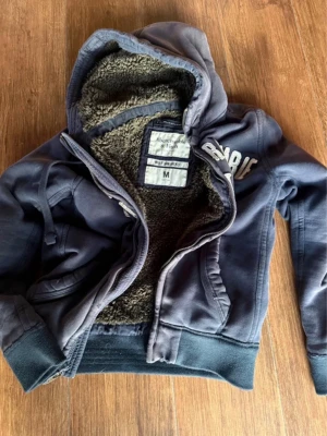 Abercrombie Wolf Jaw Jacket M vintage  - Hoodie inköpt från New York för ett decennie sedan. Ändå i bra skick för hur gammal den är. Tar bud på den