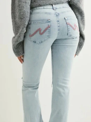 Ljusblå bootcut jeans - Nelly  - Ett par ljusblå jeans från Nelly. Jätte fina i storlek 34! 