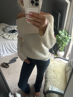 Stickad of shoulder tröja  - Begie Of shoulder tröja, jätte fin till hösten( har en liten fläck på ärmen) men ingenting man tänker på, på bild 4. ❤️