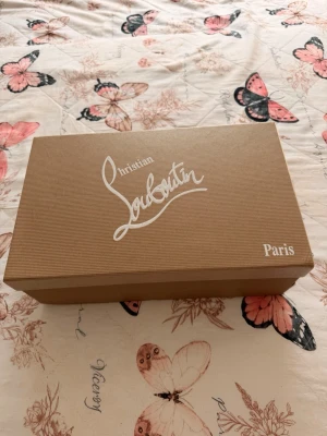 Christian Louboutin skor - Säljer ett par skor från Christian Louboutin i storlek 42. Medföljer röd skopåse och skohorn med logga. Klassisk lyxig design från Paris, perfekt för dig som gillar exklusiva detaljer.