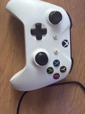  Xbox kontroll - Vit xbox kontroll som funkar bra. Den är såklart använd men det är ingen fel med den. Köpte den från facebook tidigare och haft den och den har funkat perfekt sen dess! Fraktar samma dag🚚📦