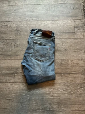 Replay ambass  - Säljer ett par schysta replay Jeans med feta slitningar. Storlek 30/30