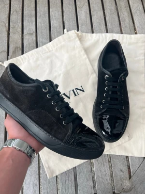 Lavin - Säljer ett par riktigt feta lanvins (uk 5) Skick: 9/10, kan slänga med Dustbag vid snabb affär!                                                   Storlek: Uk 8 vilket motsvarar 43/44!          Nypris: 6000kr+                                                       Mitt pris: 2499kr!                                                Hör av dig vid minsta fråga eller intresse 🤝  Innersula: Mycket fint skick!                           Fraktas samma dag vid köp innan kl 15.00 👌