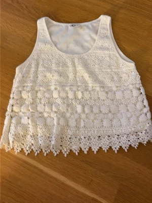 Vit spetsdetaljerad linnetopp - Jag säljer detta söta limmet från Cubus som är i fint skick aldrig använd som ny💕 skriv vid minsta fundering 🤗