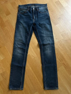 Mörkblå Nudie Lean Dean jeans - Snygga mörkblå jeans med raka ben och klassisk femficksdesign. Från Nudie i modellen Lean Dean.  