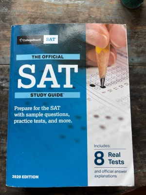 The Official SAT Study Guide 2020 - Den officiella SAT Study Guide 2020 från CollegeBoard. Boken har blå och vit framsida och innehåller övningsfrågor, exempelprov och förklaringar till svar. Perfekt för dig som vill förbereda dig inför SAT-testet med 8 riktiga prov och detaljerade lösningar. Inget tecken på användning i boken