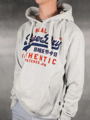 Superdry Hoodie - Superdry Hoodie • Storlek: L • Skick: 9/10 – fint skick utan skavanker • Inkluderas: Endast Hoodie • Nypris: Ca 1200kr • Passform: Modellen på bilden är 180 cm lång, väger 65 kg •