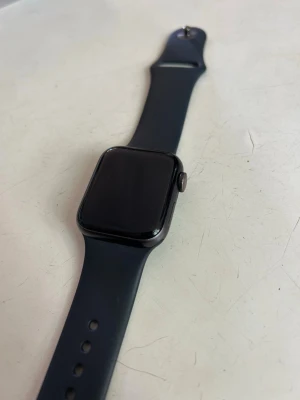 Apple Watch SE 2020 40mm - Tecken på användning men inget märkbart. Batteriet räcker i ett dygn.