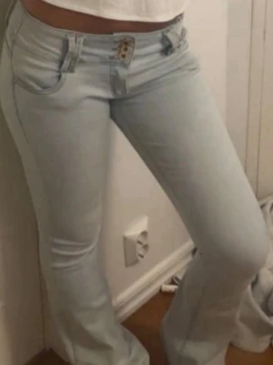 Skit snygga, låg midjade bootcut jeans - Säljer ett par skit snygga, låg midjade jeans. Ljus blå, jättebra skick använda ett fåtal gånger. Passar till allt💕 Storlek xs och ör väldigt stretchiga.
