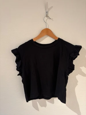 Zara topp med volanger  - Svart topp med volanger vid armarna från Zara🖤Storlek S 