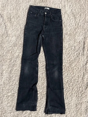 Svarta bootcut jeans från g perfect - Snygga svarta bootcut jeans från gina perfect jeans med låg midja!💕