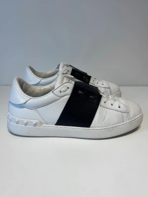 Valentino Open Sneaker - Skick: 9/10, sjukt bra skick utan några defekter | Ingår: Skorna | Nypris + - 7700 sek | Sjukt feta och perfekta nu till sommaren! | Skorna är givetvis äkta och hör gärna av dig om du har några frågor! 🍾🍾