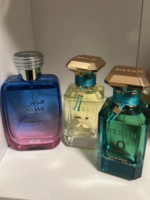 Tre exklusiva herrparfymer - Säljer tre snygga herrparfymer i unika flaskor. En blå-rosa HAWWAS London med silverlock, samt två HERSH-parfymer i turkos och ljusgul glasflaska med guldfärgat lock och dekorativa band. Flaskorna har en modern, lyxig design och passar perfekt för dig som vill sticka ut.