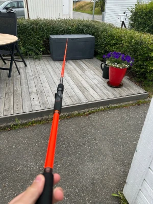 Abu Garcia Svartzonker fiskespö - Säljer ett Svartzonker X fiskespö i svart och orange. Spöt har ett greppvänligt handtag och är tillverkat i kolfiber, vilket gör det både lätt och starkt. Perfekt för dig som gillar att fiska och vill ha ett snyggt och pålitligt spö, kastvikt 30-100 gram. Använd 2 gånger Kostar 950 ny