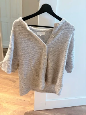 Ljusgrå kofta från Gina Tricot - Mysig ljusgrå kofta från Gina Tricot i ullblandning. 