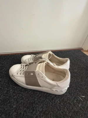 Valentino skor - Kommer inte till användning längre, haft dom i ca 2 år. Tvättar rent dom helt innan jag postar!