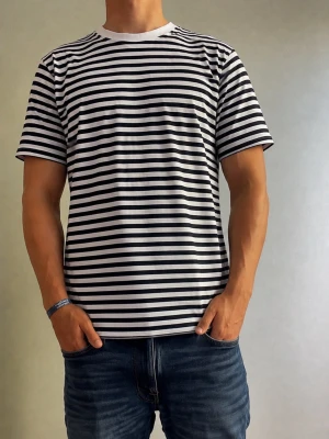 Randig tshirt - Säljer en sprillans randig tshirt i 10/10 skick! Tröjan är helt oanvänd och är i storlek L.                          Vid minsta fundering så är det bara att höra av er!