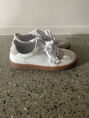 Vita sneakers med beige mockadetaljer - Sneakers från samsoe samsoe. Endast använda en gång 