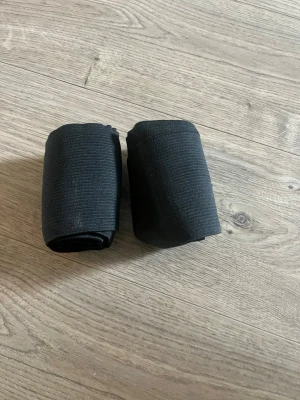 Svarta bandage - Svarta elastiska bandage till häst .