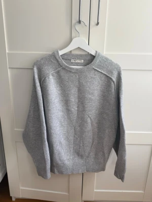 Grå stickad tröja från Pull&Bear - Mysig grå stickad tröja från Pull&Bear i storlek S. 