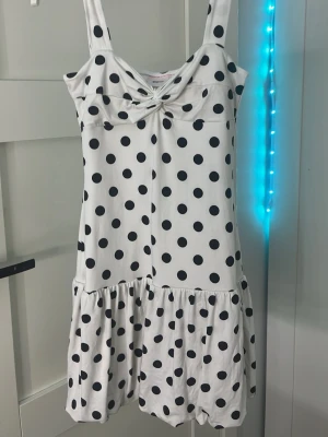 Söt,kort prickig klänning💗💗 - Säljer min älskade vita prickiga korta klänning från Gina Tricot. 💗Den är en jätteskön och skitsnygg modell som passar till allt😻Säljer då jag inte får tillfälle att ha den, är bara använd en gång! Kontakta mig om ni har frågor! Priset är förhandlingsbart 🥰🥰 Btw så är koftan på sista bilden en jättefin tillsammans med klänningen och finns att köpa på min profil!!💗💗