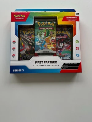 Pokémon First Partner Series 3 - Oöppnad - Säljer en helt oöppnad Pokémon First Partner Illustration Collection (Series 3) som jag köpte på Lekia. Plomberad och i toppskick! I boxen ingår: • 3 st Illustration Rare-promokort (starters från Hoenn, Kalos eller Paldea) • 2 st booster packs • 1 ark med Pokémon-klistermärken 