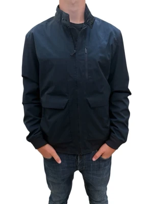 J Lindeberg jacka - En mycket stilren jacka från J.Lindeberg i storlek L, men passar även dig som vanligtvis har M. Modellen är 186 cm och jackan är i mycket fint skick. Passar perfekt inför hösten! Hör av dig vid frågor :)  