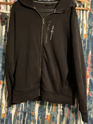Svart Sail racing Zip-hoodie  - Svart sail racing hoodie i fint och bra skick. Den är i storlek L. Pris diskuteras vid snabb affär. Mvh 