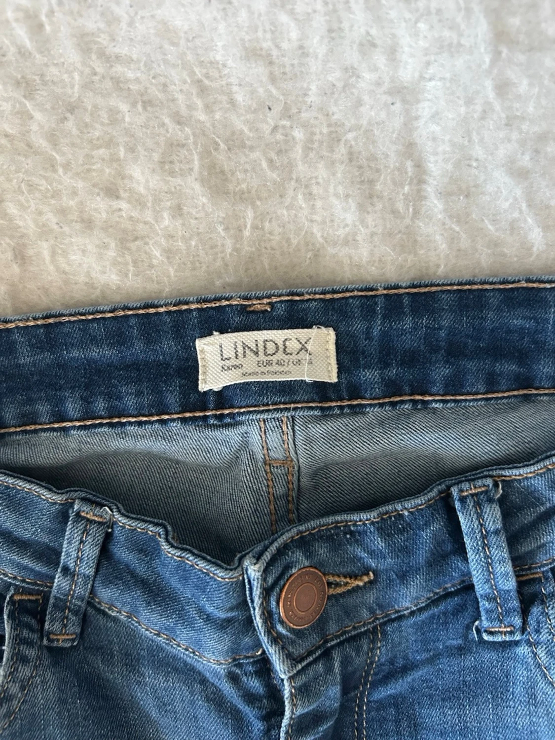 Blå slitna jeans från Lindex - 1