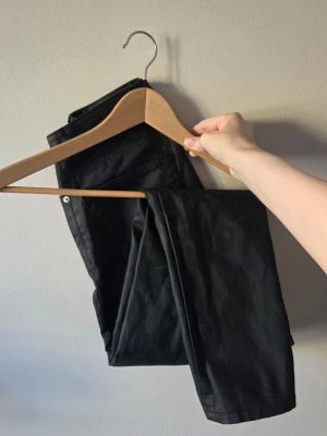 Snygga jeans byxor  - Byxorna är använda max ca 5 gånger och är i väldigt fint skick ✨ De sitter som en smäck och ger en snygg passform.  Tyget är lite mer “stadigt/hårt” i känslan.  🖤 Storlek: xxxs men passa på mig som xxs. Mått står längre ner, finns också bild på storleken (sista bilden) 🖤Skick: Mycket fint skick 🖤 Färg: Svart 🖤 Märke: topshop 📏 Midjemått mätt plant på golvet ca 30                   💌Skriv vid frågor eller fler bilder                        Ligger ute på fler plattformar 