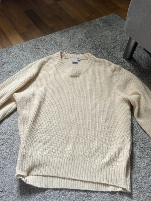 Beige stickad tröja från ICHI - Säljer en stilren beige stickad tröja från ICHI. 