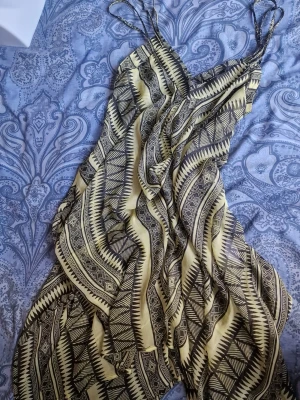 Strandklänning från Gina Tricot  - Klänningen är superskön i materialet och lätt att ta med. Perfekt för sommaren med sitt trendiga design. Tvättad efter inköp men aldrig använd. 