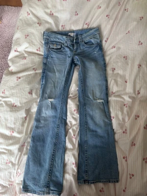 Ljusblå bootcut jeans från Gina trickot - Säljer ett par ljusblå bootcut jeans från Gina trickot. Storlek 152