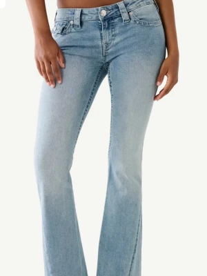 True Religion jeans - Lågmidjade ljusblå True religion jeans i storlek 27/32. Väl använda men väldigt bra skick fortfarande och inga skador.