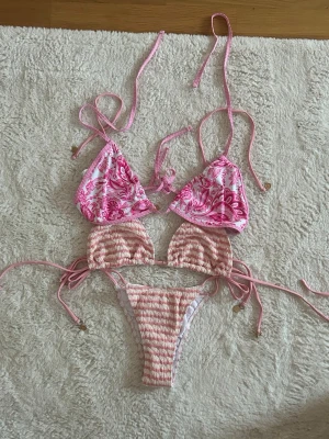 Bikini set - Jag säljer ett och ett halv bikini sett från SHEIN. Alla delar i sig kostar 99kr. Alla delar är oanvända!! Underdelen har hygienplasten kvar 💞💞 