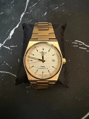 Tissot PRX Powermatic 80  - Mycket snygg klocka i super skick, den har inga repor eller något alls.