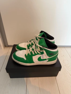 Nike Air Jordan sneakers - Säljer ett par snygga Nike Air Jordan sneakers i grönt och vitt. Storlek 40! Mycket bra skick, inga skavanker eller slitningar! 