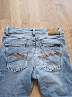 Nudie Jeans - Modell - Lean dean. Storlek - 28/32