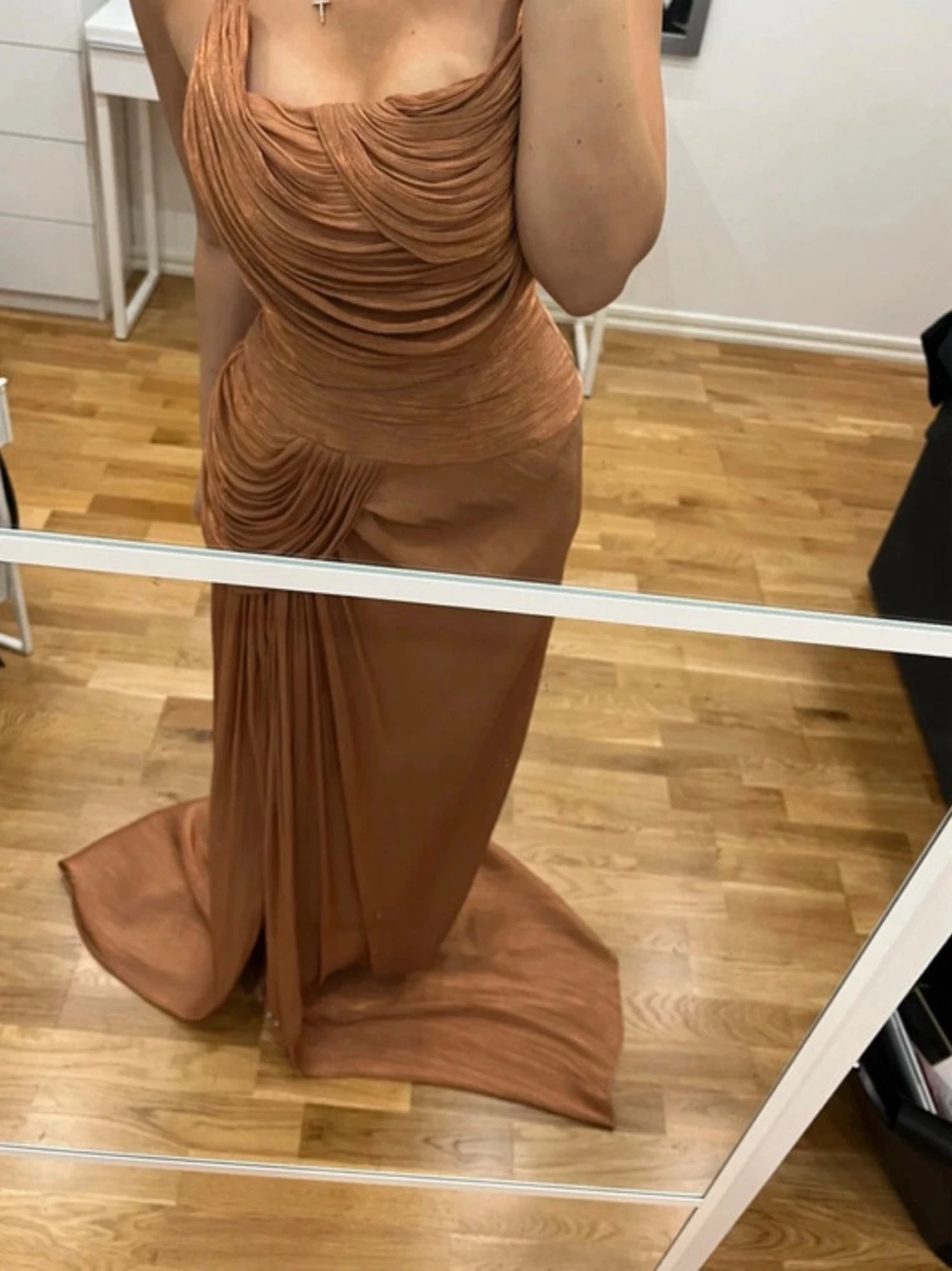 Lång bronsfärgad klänning med slits - 2