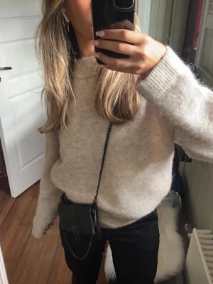 Mohair tröja  - Mohair tröja från hm. Älskar denna! Superfin beige färg, perfekt över en klänning på sommaren eller till vintern. Värm och mjuk. 