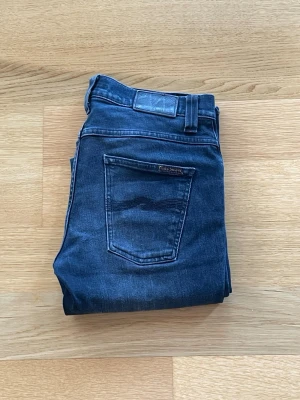 Nudie - ett par svarta/mörkblåa grim tim. storlek 30/36 men lite liten i storleken, skriv vid funderingar!