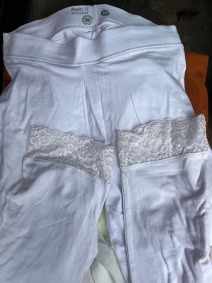 Vita leggings till knäna typ  - Vita leggings till knäna typ 