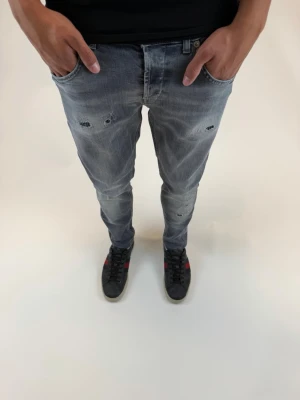 Dondup Jeans - Dondup Jeansn  Storlek 31 Ny pris 4000 kr Original slitningar från fabrik! Små i storleken