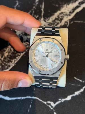 Audemars Piguet AP klocka med vit dial - Otroligt fint skick tillkommer med extra länkar.