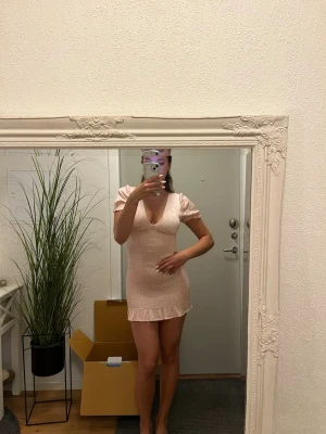 Zara klänning  - Välanvänd klänning. Storlek M men passar S. Går inte att dra upp dragkedjan hela vägen som visas på bild, men skulle inte säga att det syns så mycket så det är under armen. Det påverkar inte heller klänningens passform.