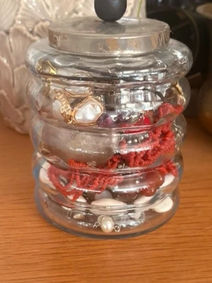 Mystery jewelry jar - Blandade smycken som armband, halsband och hängen i olika färger och material. Olika skick.