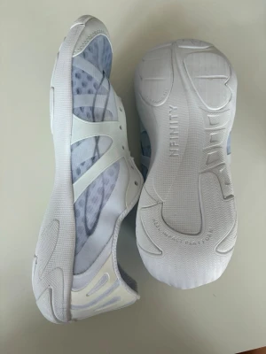 Cheerskor från NFINITY - Oanvända Cheerleading skor i från NFINITY , modell VENGEANCE, perfekt för flyers och gymnastik moment. Storlek 6,5🥰🥰 orginal pris-  1639kr, utan skosnören tyvärr, vid önskan kan man få skoväskan från nfinity till❤️