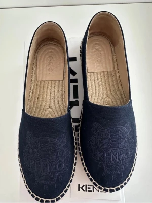 Kenzo Espadrilles - Beställde ett par kenzo espadrilles för länge sedan, och de passade inte mig. Är en storlek 38 men dessa är små i passform så de passade ändå inte. Aldrig gått ut med dem. Mycket bra skick. Kommer med låda o allt vill ba bli av med dem.