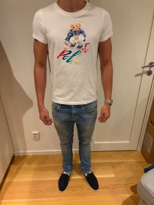 Ralph lauren t-shirt  - Ralph Lauren t-shirt med nalle på bröstet |  Snygg Ralph Lauren t-shirt med den klassiska nallen som målar på bröstet. T-shirten är i bra skick och nypriset ligger på runt 1 700 kr. |  Storlek: S |  Modellen på bilderna är ca 180 cm och väger 78 kg. |  Hör av er vid intresse eller om ni har några frågor!✅